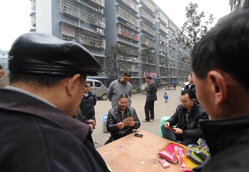 塔山社區(qū)的居民在社區(qū)內(nèi)打牌娛樂(lè)(2月6日攝)。自2008年起,重慶啟動(dòng)萬(wàn)盛煤礦棚戶改造工程,總投資15.98億元,新建安置房12131套、70.2萬(wàn)平方米,并對(duì)1371套、8萬(wàn)平方米的棚戶區(qū)舊房進(jìn)行了維護(hù)加固。目前,安置房已全面建成并交付使用,1.3萬(wàn)戶、4.15萬(wàn)棚戶區(qū)居民徹底告別低矮破舊的棚戶區(qū),住上寬敞明亮、整潔舒適的新房。萬(wàn)盛煤礦棚戶區(qū)由難桐煤礦建礦之初的簡(jiǎn)易工棚逐步發(fā)展而來(lái),上世紀(jì)80年代中后期,逐漸變?yōu)檫B片棚戶區(qū)。棚戶區(qū)的房屋年久失修,隱患嚴(yán)重,環(huán)境惡劣。