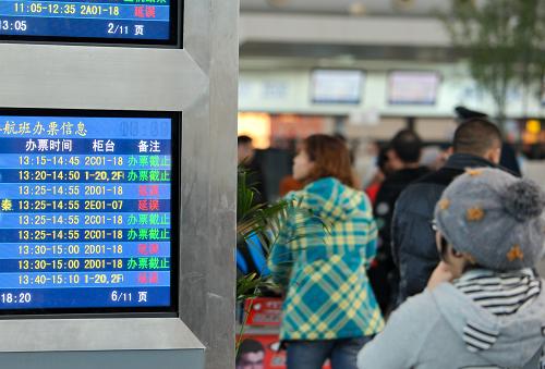 2月7日,旅客在重慶江北國(guó)際機(jī)場(chǎng)候機(jī)樓的電子信息顯示屏前查看航班情況。當(dāng)日早晨的一場(chǎng)大霧,讓重慶前往廣州、深圳、珠海、昆明、長(zhǎng)沙、??诘鹊氐?0余個(gè)航班受到不同程度的延誤,5000余名旅客回家行程短暫受阻。