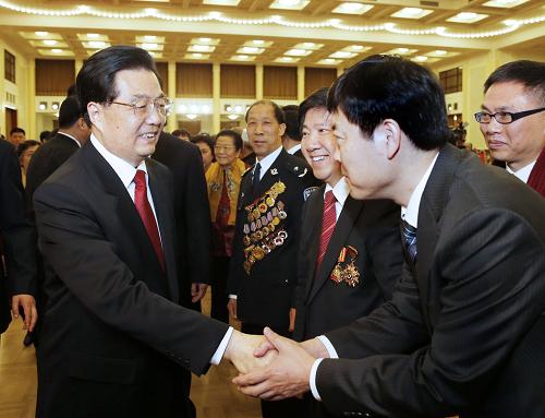 2月8日,中共中央、國務(wù)院在北京人民大會堂舉行2013年春節(jié)團拜會。這是國家主席胡錦濤同首都各界人士親切交談,祝賀新春。新華社記者 鞠鵬 攝