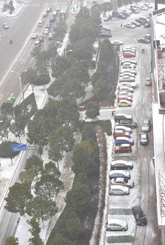 2月8日拍攝的雪后的南昌市紅谷灘新區(qū)街道。新華社記者 宋振平 攝