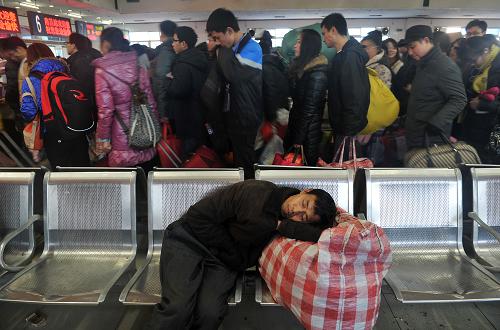 2月8日,一名旅客在南昌火車站的坐椅上睡著了。春節(jié)前夕,江西南昌火車站持續(xù)出現(xiàn)客流高峰,2月7日全天南昌鐵路局發(fā)送旅客在40萬人次左右,迎來節(jié)前客流的最高峰,其中以務工返鄉(xiāng)客流和管內(nèi)短途客流為主,90%以上的客發(fā)增量來自管內(nèi)。據(jù)悉,為保障節(jié)后旅客出行基本需求,南昌鐵路局還將繼續(xù)通過增開臨客,加掛擴編來增加運力。新華社記者 彭昭之 攝
