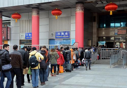2月8日,旅客們排隊依次進(jìn)入鄭州火車站。新華社記者 王頌 攝