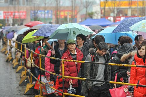 2月8日,冒雨回家的旅客在重慶龍頭寺汽車(chē)站的站外廣場(chǎng)上排起長(zhǎng)龍。當(dāng)日,隨著春節(jié)長(zhǎng)假的臨近,重慶各大汽車(chē)站紛紛迎來(lái)節(jié)前客流高峰。臨近重慶火車(chē)北站的重慶龍頭寺汽車(chē)站當(dāng)日發(fā)送旅客接近6萬(wàn)人次,預(yù)計(jì)重慶主城區(qū)7大汽車(chē)站發(fā)送客流量將達(dá)到20萬(wàn)人次。據(jù)重慶龍頭寺汽車(chē)站負(fù)責(zé)人介紹,該站當(dāng)日客流以發(fā)往重慶萬(wàn)州、梁平、開(kāi)縣以及四川鄰近重慶的短途客流為主。新華社記者 劉潺 攝
