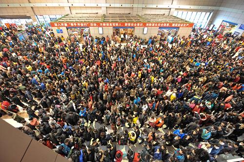 2月8日,重慶龍頭寺汽車(chē)站寬敞的售票大廳內(nèi)擠滿(mǎn)等待購(gòu)票的旅客。新華社記者 劉潺 攝