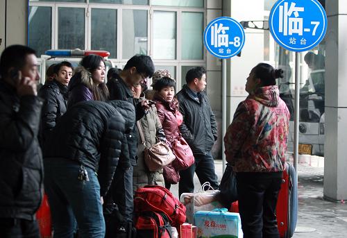 2月8日,滯留在上海長(zhǎng)途客運(yùn)總站的旅客在等待上車。當(dāng)日,受雨雪天氣影響,上海長(zhǎng)途客運(yùn)總站和上海長(zhǎng)途客運(yùn)南站共停開(kāi)1600余長(zhǎng)途客運(yùn)班次,停開(kāi)的主要是發(fā)往浙江全境以及安徽、福建、江西、湖北等省的部分線路。截止到下午五時(shí),隨著天氣好轉(zhuǎn) ,兩站發(fā)往蘇南以及啟東、南通等蘇北地區(qū)的部分客運(yùn)班線已經(jīng)恢復(fù)。新華社發(fā)(丁汀 攝)