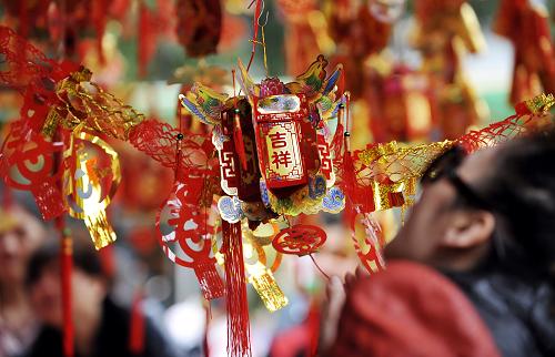 2月9日,市民在深圳迎春花市上選購(gòu)年貨。新華社記者 梁旭 攝