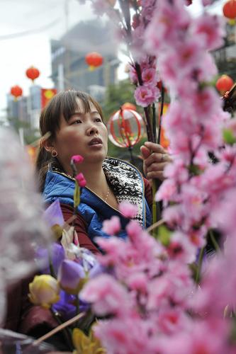 2月9日,市民在深圳迎春花市上選購(gòu)花束。新華社記者 梁旭 攝