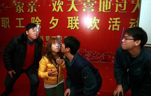 2月9日,上海金山工業(yè)區(qū)留守員工在企業(yè)職工除夕聯(lián)歡活動(dòng)中做游戲。新華社發(fā)(莊毅 攝)