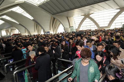 2月14日,在寧夏銀川火車站候車大廳內(nèi),旅客在排隊(duì)檢票。當(dāng)日,春節(jié)假期臨近尾聲,寧夏銀川火車站迎來節(jié)后返程客流高峰,全天預(yù)計(jì)接待旅客2萬人次,客流量以外出務(wù)工旅客為主,主要是集中去往西安、鄭州、上海、北京、廣州等地。新華社發(fā)(李然 攝)