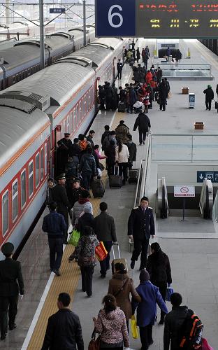 2月14日,旅客在寧夏銀川火車站準(zhǔn)備上車。新華社發(fā)(李然 攝)