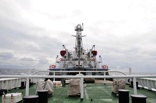 這是中國海監(jiān)137船在釣魚島毗連區(qū)海域巡航景象(2月14日攝)。新華社記者 張建松 攝