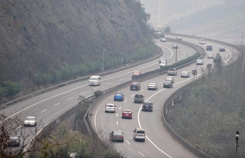 2月14日,滬渝高速路上返程回重慶方向的車流明顯增加。當(dāng)日,隨著春節(jié)長假進(jìn)入尾聲,外出探親旅游車輛陸續(xù)踏上返程,重慶高速路網(wǎng)迎來返程車流高峰。根據(jù)重慶高速集團(tuán)此前免費通行數(shù)據(jù)分析,預(yù)計2月14日下午、2月15日全天,重慶市高速公路將迎來返程車流高峰。在上午9:00—11:00,下午15:00—19:00兩個時段,重慶市高速路上車流量較大,易發(fā)生擁堵,建議重慶本地市民錯峰出行或繞道行駛。新華社記者 劉潺 攝