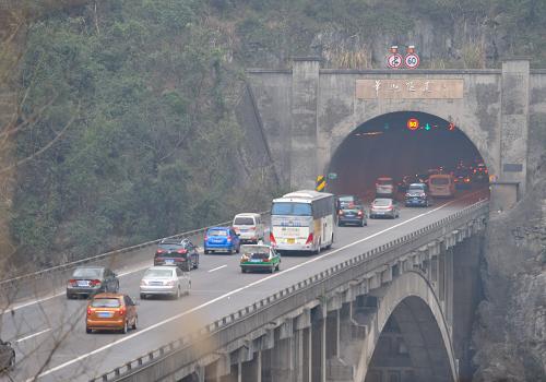 2月14日,由于車流量驟增,滬渝高速路上返程回重慶方向的車流在通過隧道時稍顯擁堵。新華社記者 劉潺 攝