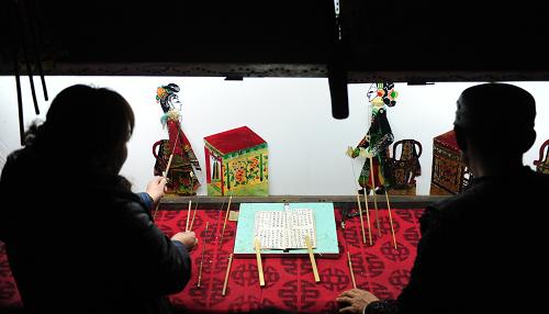 2月23日,皮影藝人在表演皮影戲《聚虎山》。凌源皮影屬中國(guó)北方皮影戲的一個(gè)重要支脈,相傳已有300多年的歷史。在傳承與發(fā)展的過程中,形成了鮮明的藝術(shù)風(fēng)格和獨(dú)特的藝術(shù)魅力——影人雕鏤玲瓏剔透、操縱表演惟妙惟肖、掐嗓演唱獨(dú)具特色……1996年,文化部命名凌源市為“中國(guó)民間藝術(shù)之鄉(xiāng)(皮影藝術(shù))”。農(nóng)歷正月十四,遼寧省凌源市組織皮影藝人在元宵佳節(jié)來臨之際為市民免費(fèi)表演傳統(tǒng)皮影戲。獨(dú)特的皮影藝術(shù)吸引很多市民前來觀看,惟妙惟肖的表演、獨(dú)具特色的唱腔讓市民在觀看“非遺”皮影中歡度傳統(tǒng)佳節(jié)。據(jù)了解,本次皮影戲每天晚上在凌源市市政府廣場(chǎng)進(jìn)行表演,表演將進(jìn)行十天。新華社記者 潘昱龍 攝
