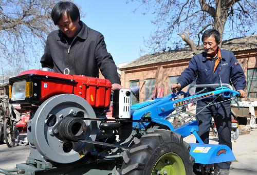 3月4日,農(nóng)民在河北省唐縣仁厚鎮(zhèn)一家農(nóng)機(jī)銷售點(diǎn)選購小型手扶旋耕機(jī)。眼下正值春耕備耕時節(jié),河北省唐縣仁厚鎮(zhèn)不少農(nóng)民紛紛到鎮(zhèn)上的農(nóng)機(jī)銷售點(diǎn)選購農(nóng)機(jī)具,為即將到來的春耕生產(chǎn)做準(zhǔn)備。