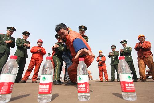 3月4日,江蘇常州邊防檢查站心理咨詢師指導(dǎo)碼頭工人進行“群龍取水”減壓游戲。當(dāng)日,江蘇常州邊防檢查站組織醫(yī)務(wù)人員來到常州港通用碼頭,指導(dǎo)心理壓力大的碼頭工人進行“群龍取水”、“鼓動人心”和“信心背摔”等減壓小游戲,緩解工人心理壓力,引導(dǎo)他們以科學(xué)合理的認知態(tài)度對待生活中遇到的問題和困難,樂觀地面對工作和生活,并給他們進行五官、心肺等基礎(chǔ)檢查,受到碼頭工人的歡迎。