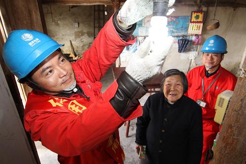 3月4日,長(zhǎng)興縣供電局工作人員在呂山鄉(xiāng)龍溪村為困難戶張根姐家更換節(jié)能燈。近日,浙江省長(zhǎng)興縣供電局10多支電力志愿者服務(wù)隊(duì)走進(jìn)19個(gè)鄉(xiāng)鎮(zhèn)街道開(kāi)展為困難家庭免費(fèi)更換節(jié)能燈活動(dòng)。據(jù)介紹,活動(dòng)開(kāi)展以來(lái),已累計(jì)為全縣1032戶困難家庭免費(fèi)贈(zèng)送、更換節(jié)能燈3200只,更換家庭用電線路200多米,發(fā)放安全用電、節(jié)約用電知識(shí)手冊(cè)7000余冊(cè)。近年來(lái),長(zhǎng)興縣供電局推動(dòng)學(xué)雷鋒活動(dòng)常態(tài)化,積極創(chuàng)新活動(dòng)載體,引導(dǎo)員工把學(xué)雷鋒活動(dòng)融入崗位工作中。