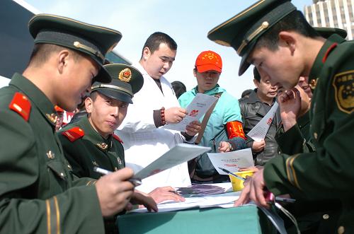 3月5日,志愿參加義務(wù)獻(xiàn)血的武警官兵和群眾在醫(yī)務(wù)人員指導(dǎo)下填寫登記表。當(dāng)日,呼和浩特市舉辦“學(xué)習(xí)雷鋒好榜樣——讓愛流動”義務(wù)獻(xiàn)血主題公益宣傳活動,旨在倡導(dǎo)弘揚(yáng)雷鋒精神,服務(wù)奉獻(xiàn)社會的新風(fēng)尚。武警官兵、院校學(xué)生以及各界群眾200多人現(xiàn)場參加義務(wù)獻(xiàn)血。