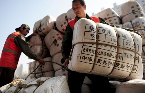 3月5日,在蘭州鐵路局天水車站,工作人員在搬運(yùn)救災(zāi)物資。當(dāng)日,根據(jù)民政部安排,向云南洱源地震災(zāi)區(qū)運(yùn)送的1萬條棉被救災(zāi)物資在蘭州鐵路局天水車站裝運(yùn)完畢。根據(jù)災(zāi)區(qū)需求,民政部向云南洱源地震災(zāi)區(qū)緊急組織調(diào)運(yùn)5000頂救災(zāi)帳篷、1萬床棉被和1萬件棉大衣等救災(zāi)物資,幫助做好受災(zāi)群眾臨時(shí)安置工作。