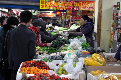 3月5日,在太原市迎澤區(qū)一處標(biāo)準(zhǔn)化菜市場(chǎng),消費(fèi)者在選購(gòu)蔬菜。當(dāng)日,記者走訪太原市各大超市及蔬菜批發(fā)市場(chǎng)發(fā)現(xiàn),隨著節(jié)后經(jīng)營(yíng)戶返場(chǎng)經(jīng)營(yíng),太原市場(chǎng)蔬菜供應(yīng)明顯增加,蔬菜平均價(jià)格也呈現(xiàn)回落態(tài)勢(shì),其中芹菜、菠菜、油菜、生菜、西紅柿、黃瓜、菜椒、尖椒等主要蔬菜價(jià)格較2月中旬下降超過(guò)20%。業(yè)內(nèi)人士預(yù)計(jì),隨著天氣轉(zhuǎn)暖,菜價(jià)可能會(huì)進(jìn)一步回落,蔬菜市場(chǎng)已開(kāi)始進(jìn)入降價(jià)區(qū)間。