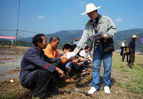 3月6日,廣西欽州市農(nóng)業(yè)技術(shù)人員到田頭推廣發(fā)放集中育秧技術(shù)相關(guān)材料。當(dāng)前,廣西各地派出多路技術(shù)專家深入田間地頭,指導(dǎo)春耕生產(chǎn),推廣集中育秧技術(shù),狠抓春管春種促增收工作,確保今年廣西糧食生產(chǎn)的順利進(jìn)行。