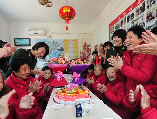 3月7日,在晉江圍頭村敬老院,愛心小分隊(duì)成員在為孤寡老人送上鮮花和節(jié)日蛋糕。當(dāng)日,由福建泉州邊檢、海警官兵和泉州婦聯(lián)青年志愿者組成的愛心小分隊(duì),來到晉江圍頭村敬老院開展“迎三八、獻(xiàn)愛心”活動(dòng),他們?yōu)榫蠢显旱墓鹿牙先肆x診,并送上鮮花和節(jié)日慰問品。晉江圍頭村敬老院位于僑鄉(xiāng)福建泉州市金井鎮(zhèn),是福建省第一家村級(jí)敬老院,院里常年居住著20多名孤寡老人,平均年齡在85周歲以上。