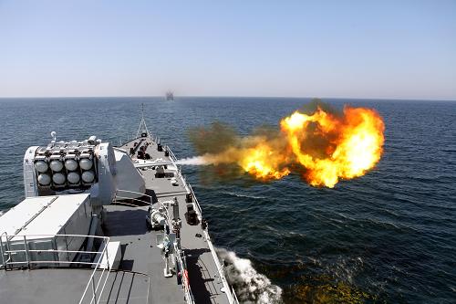 3月8日,參加“和平—13”多國海上聯(lián)合軍演的中國導(dǎo)彈驅(qū)逐艦“哈爾濱”艦主炮進(jìn)行射擊。當(dāng)?shù)貢r(shí)間3月8日下午3點(diǎn),“和平—13”多國海上聯(lián)合軍演科目全部完成。此次軍演于3月4日至8日在巴基斯坦卡拉奇及其附近海域舉行。演習(xí)分為港岸特種部隊(duì)演練和海上艦機(jī)聯(lián)合演練兩部分,中國、巴基斯坦、美國、英國等14個(gè)國家派出24艘艦艇和25架飛機(jī)以及特種部隊(duì)參加。