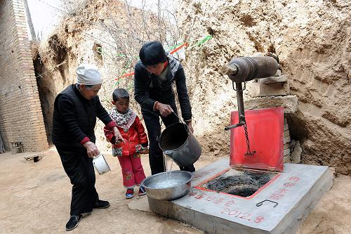 3月23日,柴玉村村民馬玥寧(右)和家人在剛落成的“母親水窖”打水。“我18歲嫁到柴玉村,在這生活70多年哩。這里干旱缺水,當(dāng)媳婦時(shí)天還沒亮就要到山上一口小井排隊(duì)打水,把媳婦做好首要的就是讓家里水缸里有水。”今年已92歲的張秀蓮老人說(shuō)。渭南市富平縣白廟鄉(xiāng)柴玉村地處陜北深山區(qū),常年干旱缺水,居民生活極度貧困。2011年,在中國(guó)婦女發(fā)展基金會(huì)、思八達(dá)企業(yè)發(fā)展(上海)有限公司等愛心企業(yè)和愛心個(gè)人的資助下,該村實(shí)施了“母親水窖”項(xiàng)目,目前建設(shè)集雨水窖300眼,解決了全村300戶1290人的飲水困難問題。如今的柴玉村,村容村貌發(fā)生了巨大的變化,農(nóng)民生活水平有了很大提高,逐漸形成了以花椒、核桃種植,奶山羊養(yǎng)殖為主的產(chǎn)業(yè)結(jié)構(gòu),“母親水窖”幫助柴玉村百姓走上一條幸福路。