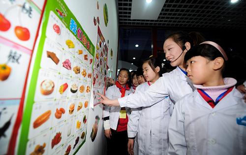 3月25日,吉林省少年兒童安全教育體驗(yàn)基地的老師在指導(dǎo)學(xué)生們?nèi)绾魏侠泶钆滹嬍?。新華社記者 許暢 攝