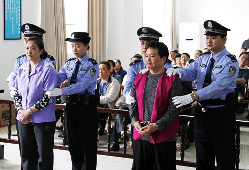 3月25日,被告人曾勇(右)、彭莉(左)在廣西柳州市柳北區(qū)法院接受宣判。當日,廣西柳州市柳北區(qū)法院對廣受關(guān)注的涉案金額高達2億元的柳州立宇集團有限責任公司騙貸案作出一審判決,參與虛構(gòu)報表騙貸的兩名原高管分別被判處有期徒刑六年和有期徒刑三年六個月。柳北區(qū)法院一審以騙取貸款罪判處立宇集團原董事、代理總經(jīng)理曾勇有期徒刑六年,并處罰金人民幣三十萬元;以騙取貸款罪判處立宇集團原資金管理處副處長、資金計劃部總經(jīng)理彭莉有期徒刑三年六個月,并處罰金人民幣十五萬元。新華社 發(fā)