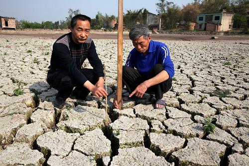 3月28日,在四川省眉山市仁壽縣農(nóng)旺鄉(xiāng)黃坭村,村民在查看一個(gè)已龜裂的蓄水塘。 去年11月以來(lái),四川全省平均降水偏少52%,為歷年同期最少,氣溫普遍偏高。今年開(kāi)春以來(lái)干旱持續(xù)發(fā)展,冬春連旱已成定局。截至3月26日,全省作物受旱663萬(wàn)畝,有86.8萬(wàn)人、95.6萬(wàn)頭牲畜因旱臨時(shí)飲水困難。四川省防汛抗旱指揮部于27日啟動(dòng)了全省防汛抗旱Ⅲ級(jí)應(yīng)急響應(yīng)。新華社發(fā)(姚永亮 攝)