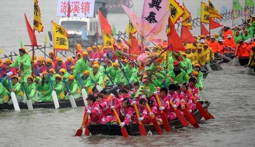 4月5日,在江蘇溱潼會船節(jié)上,參加比賽的選手們奮力劃槳。新華社發(fā)(駱忠明 攝)