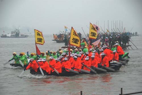 4月5日,在江蘇溱潼會船節(jié)上,參加比賽的選手們奮力劃槳。 新華社發(fā)(封疆江 攝)