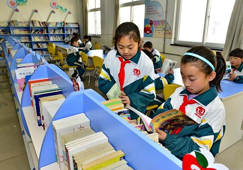4月12日,河北省秦皇島市海港區(qū)青云里小學(xué)的學(xué)生在學(xué)校圖書(shū)館翻閱圖書(shū)。記者從河北省財(cái)政廳獲悉,該省今年將安排13.31億元補(bǔ)助中小學(xué)校舍安全工程,繼續(xù)支持市縣中小學(xué)校舍安全達(dá)標(biāo)和標(biāo)準(zhǔn)化建設(shè),使義務(wù)教育學(xué)校師資、教學(xué)儀器設(shè)備、圖書(shū)、體育場(chǎng)地達(dá)標(biāo)。據(jù)介紹,截至2012年底,該省市縣中小學(xué)校舍安全工程建設(shè),省級(jí)財(cái)政四年累計(jì)投入資金74.17億元,通過(guò)省級(jí)財(cái)政資金的激勵(lì)和引導(dǎo),各級(jí)累計(jì)投入校安工程資金306.1億元、占規(guī)劃總投資的102.4%,累計(jì)開(kāi)工面積3280.4萬(wàn)平方米、占規(guī)劃總面積的99.9%。新華社記者 楊世堯 攝