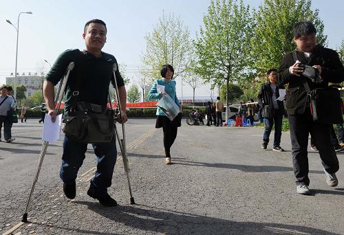 4月13日,在安徽特教中專學(xué)??键c(diǎn),考生們準(zhǔn)備進(jìn)入考場(chǎng)。新華社記者 劉軍喜 攝