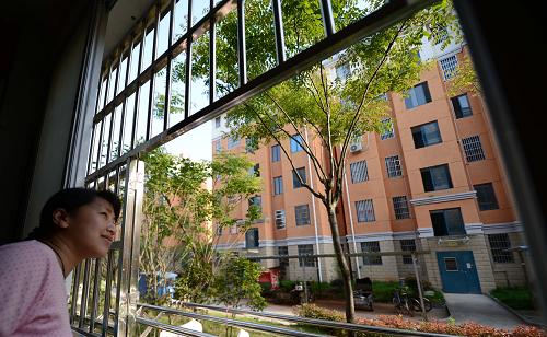 鄧秀琴站在自家陽(yáng)臺(tái)上(4月12日攝)。家住江西上饒市信州區(qū)解放路社區(qū)的居民徐建斌,1999年因一場(chǎng)意外事故導(dǎo)致高位癱瘓,家庭從此一貧如洗。妻子鄧秀琴一邊照顧丈夫,一邊打零工補(bǔ)貼家用。2012年底,在街道、社區(qū)的關(guān)心下,鄧秀琴夫婦搬進(jìn)東都花園保障性住房,一家人實(shí)現(xiàn)了“住有所居”的夢(mèng)想,也享受到每月560元的低保。2012年,上饒全市有1549戶住房困難家庭通過實(shí)物配租方式實(shí)現(xiàn)“住有所居”的夢(mèng)想,并有17000戶享受廉租住房貨幣補(bǔ)貼。