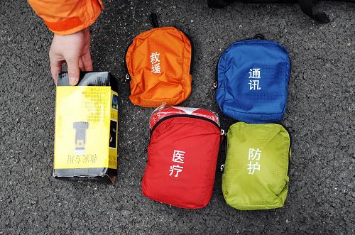 這是消防路搜隊(duì)官兵展示的應(yīng)急救援?dāng)y行背囊中的物品(4月25日攝)。4月25日,公安部消防局在國(guó)家陸地搜尋與救護(hù)(遼寧)基地舉行災(zāi)害搜尋與救助裝備器材演示。本次器材演示主要應(yīng)對(duì)在東北三省及內(nèi)蒙古自治區(qū)發(fā)生的地質(zhì)災(zāi)害、氣象災(zāi)害、交通事故、化學(xué)事故等重特大災(zāi)害事故,演示器材包括地震救援車、消防坦克、裝備模塊拖車、移動(dòng)電源應(yīng)急車、通信指揮車等各類專業(yè)救援車輛,以及新型搶救救援服等器材設(shè)備。新華社記者 楊青 攝