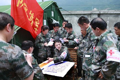 4月25日,軍事醫(yī)學(xué)科學(xué)院副院長(zhǎng)張為(中)在蘆山縣龍門(mén)鄉(xiāng)研究部署防疫任務(wù)。連日來(lái),軍事醫(yī)學(xué)科學(xué)院抗震救災(zāi)救援隊(duì)的防疫專(zhuān)家進(jìn)村寨入社區(qū)了解災(zāi)情,采集水樣、檢測(cè)水質(zhì),及時(shí)上報(bào)水質(zhì)化驗(yàn)結(jié)果,在災(zāi)區(qū)指導(dǎo)開(kāi)展“消、殺、滅”工作6萬(wàn)平方米,開(kāi)展防疫教育,發(fā)放宣傳手冊(cè),消除震區(qū)群眾恐慌。他們還牽頭在蘆山縣的龍門(mén)鄉(xiāng)、寶盛鄉(xiāng)、太平鎮(zhèn)、大川鎮(zhèn)建立衛(wèi)生防疫示范區(qū)。軍事醫(yī)學(xué)科學(xué)院抗震救災(zāi)救援隊(duì)2008年曾赴汶川地震災(zāi)區(qū)開(kāi)展救災(zāi)防疫工作,被當(dāng)?shù)厝罕娮u(yù)為“防疫鐵軍”。蘆山地震發(fā)生后,該救援隊(duì)4月21日到達(dá)災(zāi)區(qū)后,及時(shí)組織軍地相關(guān)部門(mén)召開(kāi)軍地防疫力量聯(lián)席會(huì),建立衛(wèi)生防疫聯(lián)防聯(lián)控機(jī)制和聯(lián)席會(huì)議制度,研究分析震區(qū)防疫形勢(shì),做好震區(qū)防疫工作,防止災(zāi)后疫情發(fā)生。新華社發(fā)(高效文 攝)