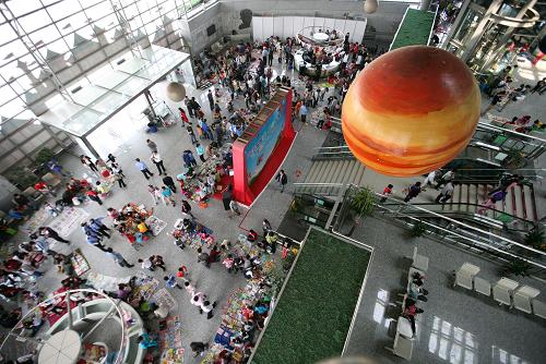 5月5日,學(xué)生和家長在第八屆南京市中小學(xué)生舊圖書交易節(jié)上選購圖書。 當(dāng)日,第八屆南京市中小學(xué)生舊圖書交易節(jié)在南京科技館舉行。近千名中小學(xué)生來到交易會場擺攤設(shè)點銷售、選購或交換閑置圖書以及玩具。交易活動為中小學(xué)生們搭建了一個舊圖書再利用和變廢為寶的平臺,同時也培養(yǎng)了他們的節(jié)儉意識和經(jīng)營實踐能力。 新華社發(fā)(王新 攝)