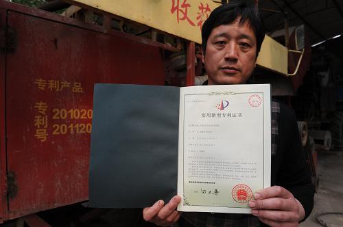 5月5日,蔡增旺展示他獲得的國家“實(shí)用新型專利證書”。 河北省深州市雙井經(jīng)濟(jì)開發(fā)區(qū)農(nóng)民蔡增旺曾是當(dāng)?shù)赜忻酿B(yǎng)牛大戶。過去他常常因?yàn)橛衩捉斩捛噘A飼料不能及時(shí)供應(yīng)而犯愁。2008年,只有初中文化水平的蔡增旺賣掉所有的牛,全身心投入到多用途秸稈收獲機(jī)的研制中,愛人和兒子也是他的助手。2011年底,他研制的多用途自走式秸稈收獲機(jī)獲得了國家“實(shí)用新型專利證書”。這種秸稈收獲機(jī)可廣泛用于玉米、棉花、高粱等高稈作物及牧草的收割,集收割、粉碎、裝運(yùn)、地表整理功能于一體,粉碎后的秸稈飼料為揉絲狀,利于發(fā)酵時(shí)糖分、養(yǎng)分混合,方便牲畜采食吸收。目前,蔡增旺已經(jīng)與河南一家國企達(dá)成協(xié)議,聯(lián)合批量生產(chǎn)多用途自走式秸稈收獲機(jī)。 新華社記者 王民 攝