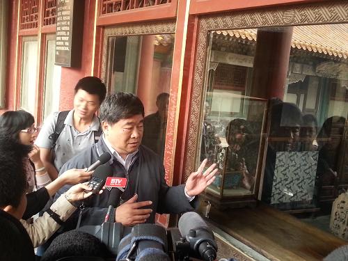 5月5日,故宮博物院院長單霽翔在故宮翊坤宮正殿原狀展室前,介紹該殿陳列文物受損情況。 5月4日上午11點(diǎn)10分,故宮西路開放區(qū)的翊坤宮,一游客徒手擊碎正殿原狀展室一窗戶玻璃,致臨窗陳設(shè)的一座文物鐘表跌落受損。 “受損文物名為清代銅鍍金轉(zhuǎn)花水法人打鐘,這回真變成‘人打鐘’了。”故宮博物院院長單霽翔無奈地表示。 “主體結(jié)構(gòu)未受到大的破壞,主要是局部損傷。”故宮宮廷部研究員郭福祥介紹。他表示,依照故宮鐘表修復(fù)師一流的修復(fù)能力,短期內(nèi)定可修復(fù)好。 “我們不能強(qiáng)調(diào)客觀,通過這次事件,我們要從制度層面、工作設(shè)計(jì)、技術(shù)手段等方面進(jìn)行完善,實(shí)現(xiàn)建設(shè)平安故宮工程目標(biāo)。”單霽翔說。 新華社記者 廖翊 攝
