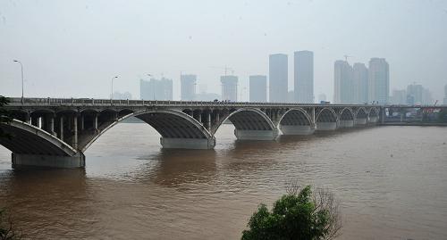 江水淹沒(méi)了長(zhǎng)沙湘江橘子洲大橋橋墩(5月10日攝)。受連日強(qiáng)降雨影響,湘江長(zhǎng)沙段水位快速上漲。據(jù)長(zhǎng)沙水文站監(jiān)測(cè)數(shù)據(jù)顯示,截至10日8時(shí),湘江長(zhǎng)沙段水位漲至32.42米,較前日上漲2.56米。據(jù)了解,近日湖南省各地連降暴雨,江河水位上漲迅猛。目前,當(dāng)?shù)胤姥床块T(mén)正嚴(yán)密監(jiān)控湘江雨情、汛情, 確保安全度汛。新華社記者龍弘濤攝