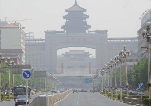 圖為5月6日拍攝的北京西站籠罩在霧霾之中,當(dāng)天北京全城出現(xiàn)重度、嚴(yán)重污染。5月10日,新版《北京市氣象災(zāi)害預(yù)警信號與防御指南》正式實(shí)施。新版《北京市氣象災(zāi)害預(yù)警信號與防御指南》對霾、沙塵、臺風(fēng)、道路結(jié)冰等4種預(yù)警信號標(biāo)準(zhǔn)進(jìn)行修訂,并提升相關(guān)防御指南的通俗性與實(shí)用性。在原有霾黃色、橙色預(yù)警基礎(chǔ)上增加霾紅色預(yù)警,預(yù)報(bào)等級用語分別對應(yīng)中度霾、重度霾和嚴(yán)重霾,并在使用能見度、空氣濕度作為劃分霾等級指標(biāo)基礎(chǔ)上,引入PM2.5作為預(yù)警標(biāo)準(zhǔn)條件之一。新華社記者公磊攝