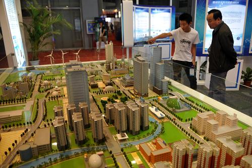 5月18日,在河北省廊坊市國際會展中心,客商在參觀新奧集團城市泛能網(wǎng)模擬沙盤。新華社發(fā)(朱旭東 攝)