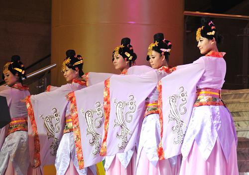 5月18日,演員在活動(dòng)中表演《孔府禮樂》。新華社記者 徐速繪 攝