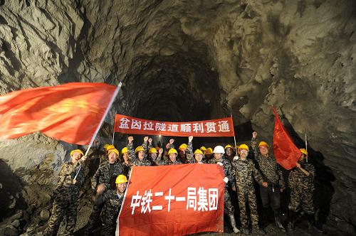 5月25日,隧道貫通之后工程技術(shù)人員合影留念。新華社記者 覺(jué)果 攝