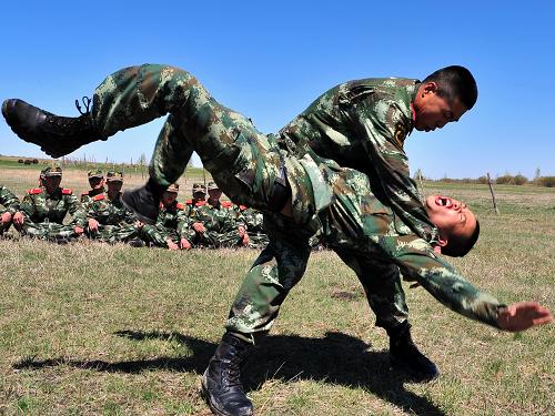 5月25日,武警邊防官兵在草原上進(jìn)行反恐擒敵訓(xùn)練。當(dāng)日,駐守在內(nèi)蒙古呼倫貝爾大草原深處中蒙邊境地區(qū)的武警新巴爾虎左旗第一邊防大隊(duì)開展“邊境神鷹”大練兵活動(dòng)。武警邊防官兵們根據(jù)草原氣候特征,開展抗酷暑草原設(shè)伏、體能和實(shí)戰(zhàn)處突、五公里重輕裝越野等系列軍事訓(xùn)練,提高武警邊防部隊(duì)執(zhí)勤處突、反恐維穩(wěn)、搶險(xiǎn)救災(zāi)等實(shí)戰(zhàn)能力。新華社發(fā)(崔林屹 攝)