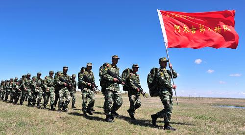5月25日,武警邊防官兵在草原上進(jìn)行五公里重輕裝越野訓(xùn)練。新華社發(fā)(崔林屹 攝)