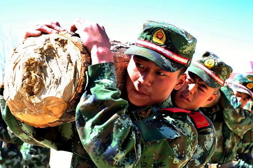 5月25日,武警邊防官兵在草原上進(jìn)行體能訓(xùn)練。新華社發(fā)(崔林屹 攝)