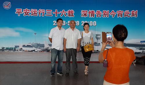 5月25日,幾名旅客在合肥駱崗機場大廳合影留念,與老機場告別。當(dāng)日,老機場往新機場的第一場較大規(guī)模相關(guān)設(shè)備搬遷開始,合肥駱崗機場服役到5月29日,屆時將舉行關(guān)燈儀式,正式關(guān)閉。駱崗機場位于合肥市南9.5公里,占地3850畝,是1977年年底建成通航的華東腹地的大型機場,也是重要的國際備降機場和國家開放的航空口岸,曾長期位處“全國八大機場”之列,也長期擔(dān)負(fù)著首都機場和上海虹橋機場備降場的任務(wù)。5月30日,合肥新橋機場正式啟用后,駱崗機場將完成自己的歷史使命,成為合肥人和萬千旅客的一段記憶。 新華社記者陶明攝